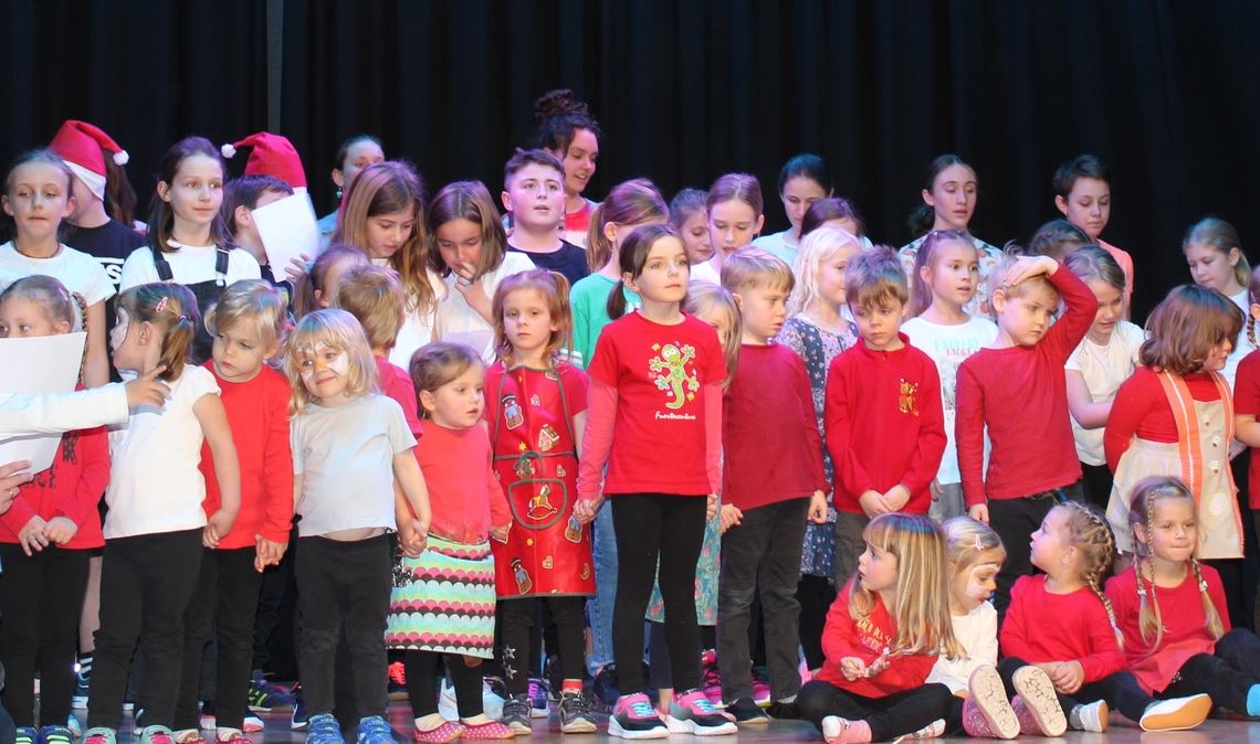 Vollversammlung auf der Bühne: Die jungen Sportlerinnen und Sportler beweisen, dass sie auch singen können. Fotos: Gießler