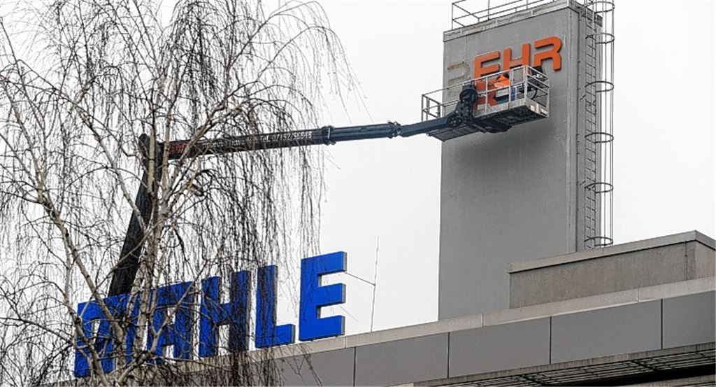 Vollzug eines Namenswechsels: Wo früher am Mühlacker Werk „Behr“ stand, prangen seit gestern die Lettern „Mahle“. Foto: Fotomoment