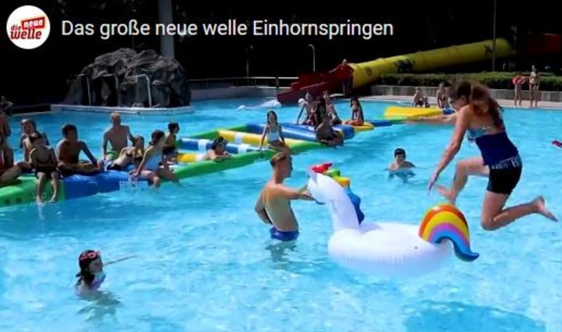 Vom Beckenrand aufs Einhorn springen und sitzen bleiben - das ist kniffliger als gedacht. Foto: Screenshot