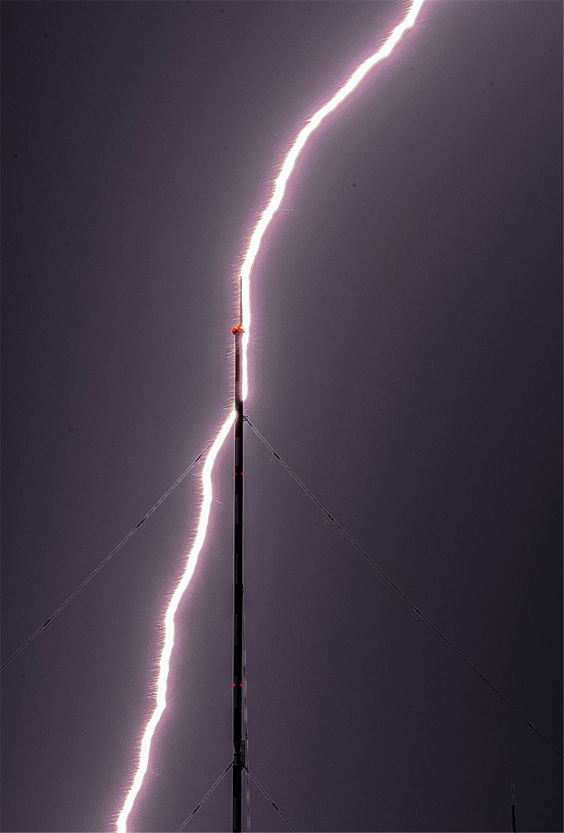 Vom Blitz getroffen: der SWR-Sendemast in Mühlacker.