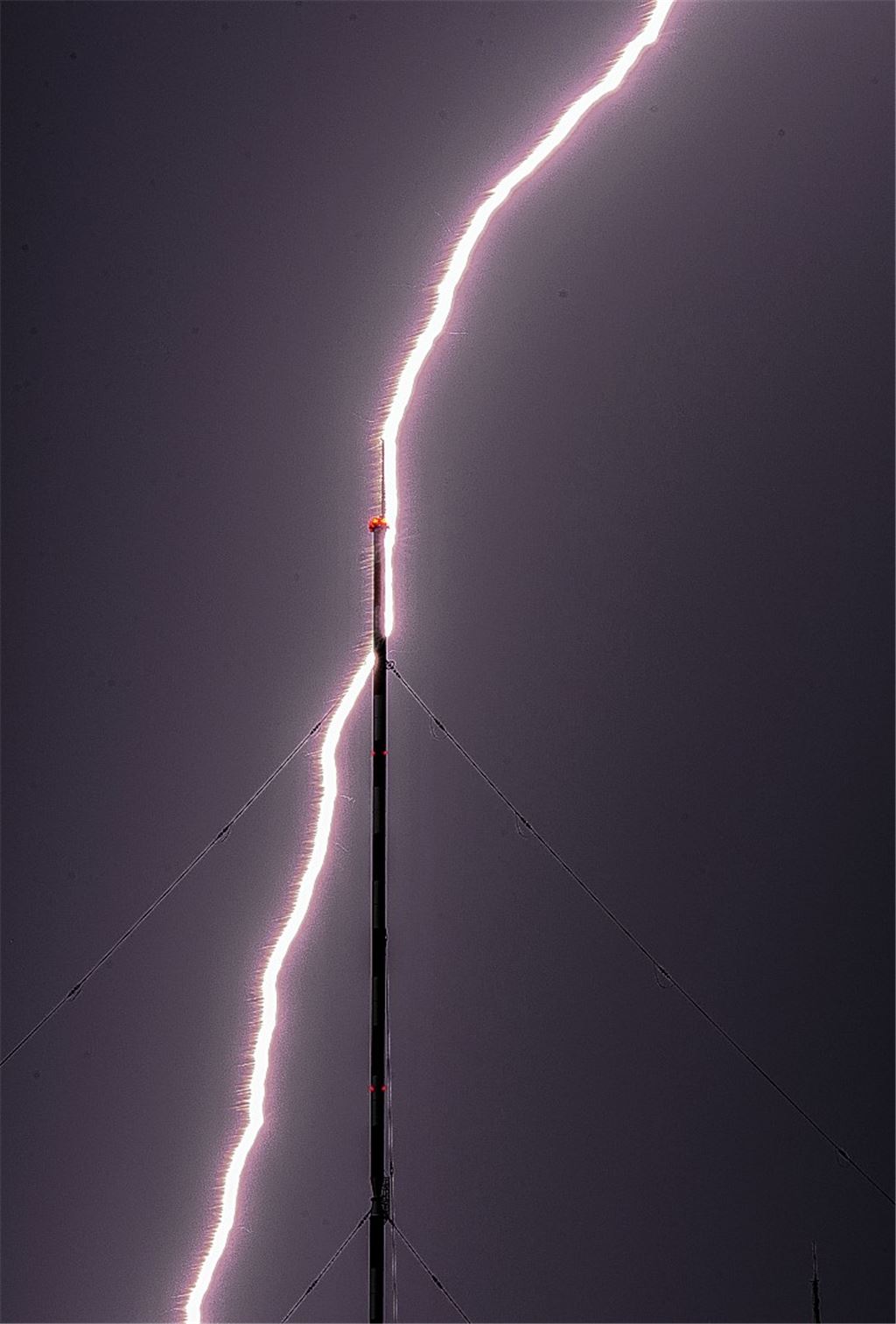 Vom Blitz getroffen: der SWR-Sendemast in Mühlacker.