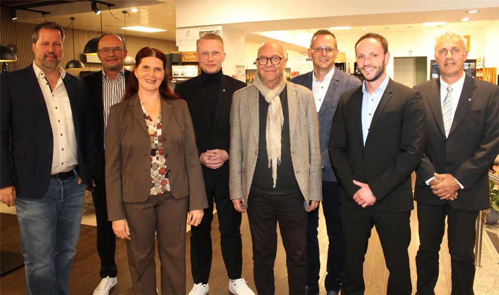 Vom GHV Mühlacker stellen Marc Seidel (v.li.) und Vorsitzender Jochen Sauer die Kandidatin Monika Wald sowie die Kandidaten für die OB-Wahl Paul Renner, Andreas Kubisch, Stephan Retter, Stefan Aßmus und Ulrich Hagenbuch vor. Foto: Prokoph