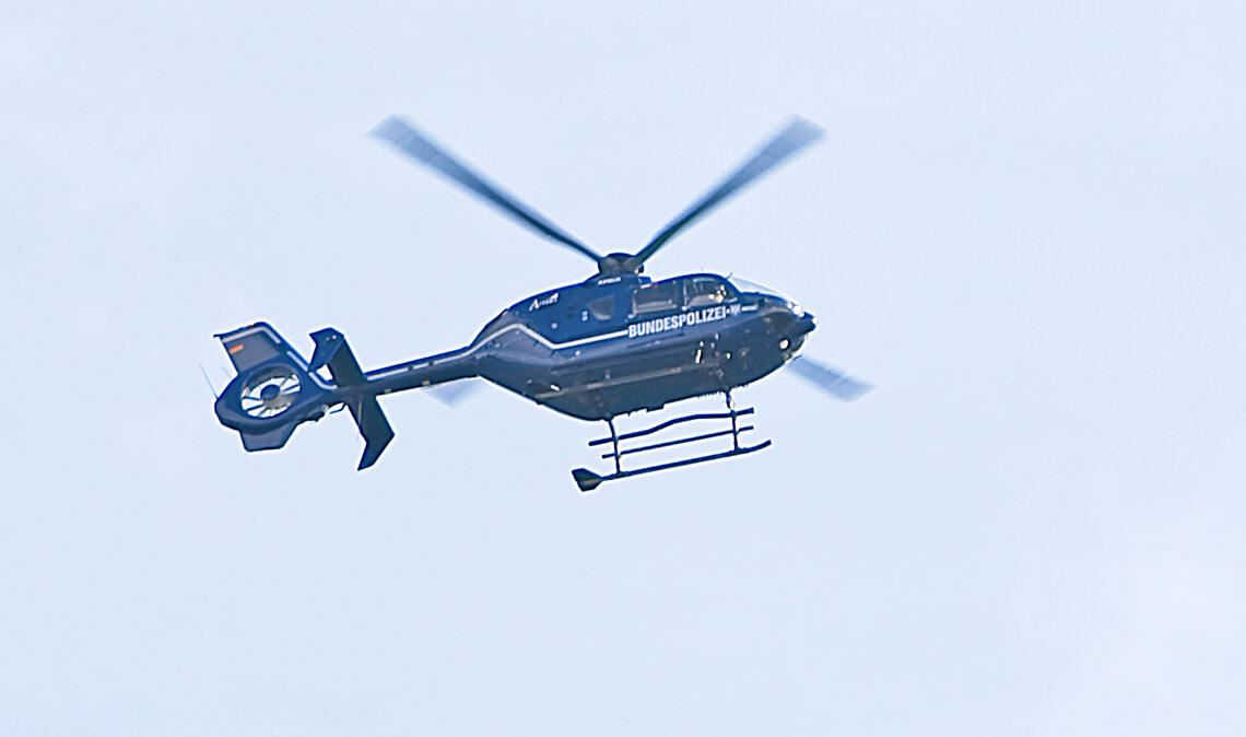 Vom Hubschrauber aus wird nach dem Vermissten gesucht. Symbolfoto: Archiv