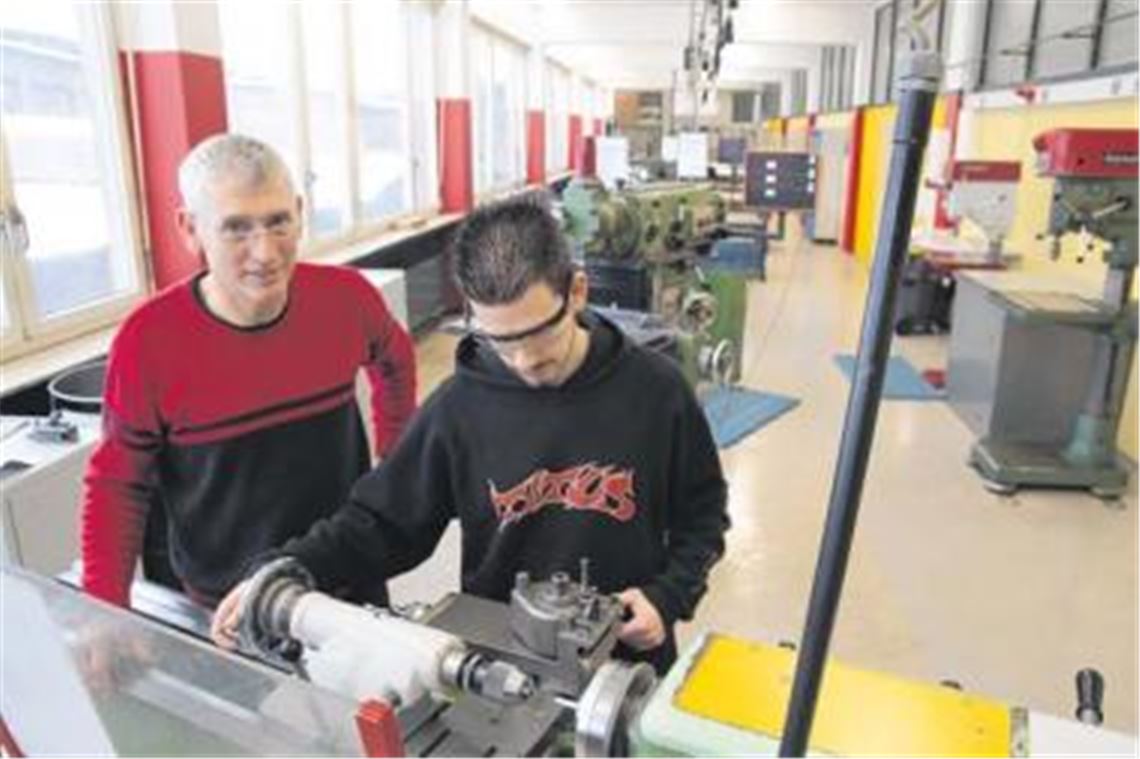 Vom Industrie- und Zerspanungsmechaniker bis zum Maschinen- und Anlagenführer: Manuel Pérez Castillo (li.) betreibt auf dem Maulbronner MWK-Gelände ein überbetriebliches Ausbildungszentrum für Technik und ist heute sein eigener Chef. Die Pleite der Gießerei hat den 53-Jährigen zu dem mutigen Schritt in die Selbstständigkeit bewogen, den er bis dato nicht bereut. Foto: Disselhoff