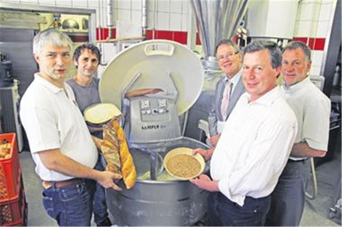 Vom Korn zum Brot: Bäcker Martin Reinhardt (v. li.), Müller Klaus Dobler, Regierungsdirektor Karl-Heinz Zeller, Landwirt Thomas Blanc und Jürgen Krepp, Leiter des Landwirtschaftsamtes, machen sich für die Gläserne Produktion stark. 
Foto: Hansen