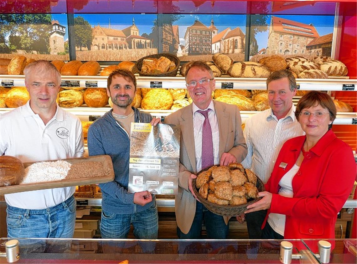 Vom Korn zum Brot lautet das Motto am Tag der am Sonntag in der Reihe „Gläserne Produktion“. Die „Endprodukte“ präsentieren in der Knittlinger Bäckerei/Konditorei Reinhardt (v. li.): Martin Reinhardt, Klaus Dobler (Störrmühle), Karl-Heinz Zeller (Umweltdezernent), Thomas Blanc (Bauernhof Blanc) und Anne Herter (Landwirtschaftsamt).