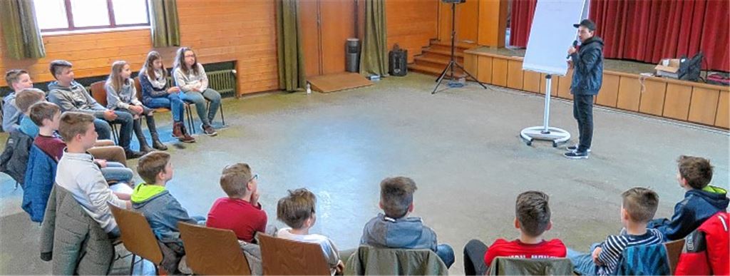 Kunst des Beatboxers begeistert Kinder