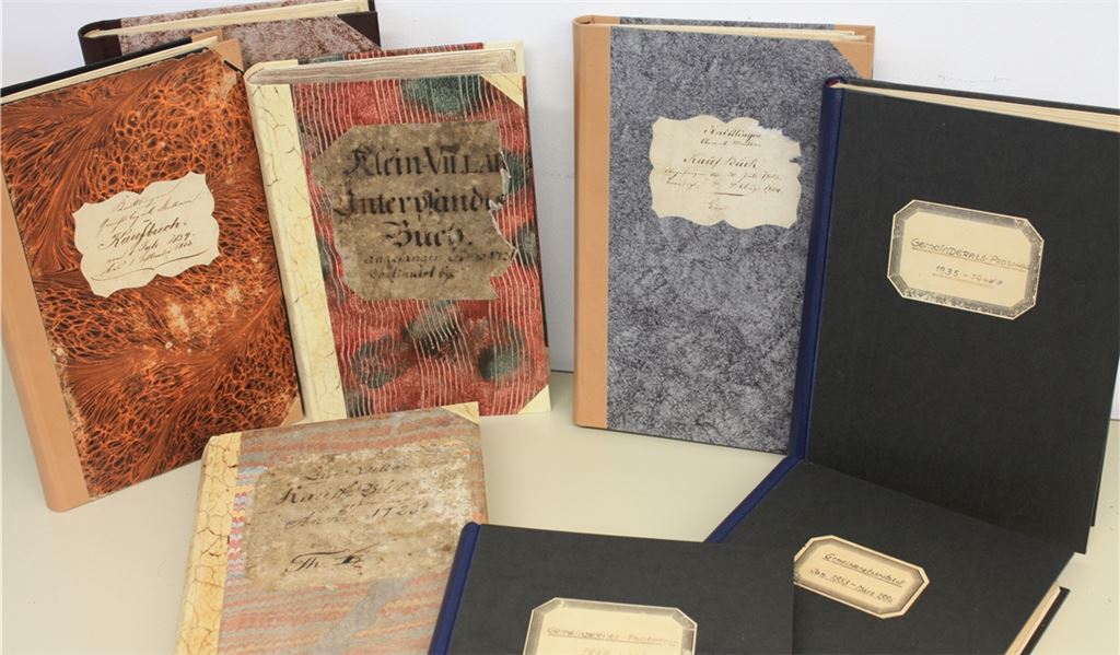 Vom Patienten zum Schmuckstück: Aus dem Bestand Knittlingen wurden die Kaufbücher 1853/54 und 1854/55, das Gemeinderatsprotokoll 1935 bis 1945 und Bände mit den Protokollen zwischen 1946 und 1948 und 1953 bis 1956 restauriert. Aus Kleinvillars stammen die Gemeinderatsprotokolle 1863 bis 1882, das Kaufbuch 1728 bis 1810 und das Unterpfandsbuch 1736 bis 1827.Fetzer, Archiv (1)