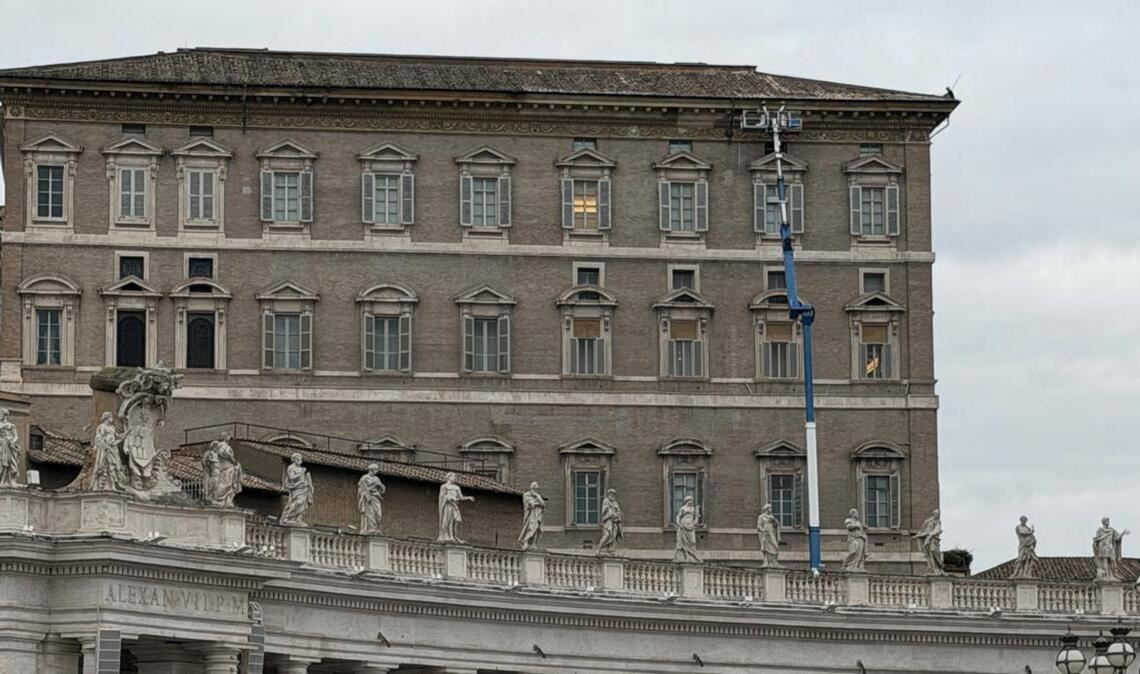 Vom Petersplatz aus sah man zuletzt oft, wie an dem Dach gearbeitet wurde, wie beispielsweise hier Mitte Januar.