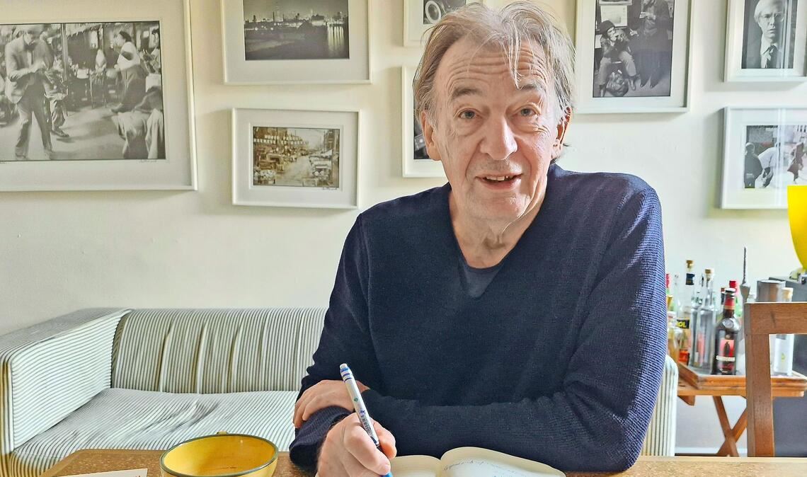 Vom Schreibtisch aus die Welt verändern: Mit dem heiteren Fach hat man Wolfgang Schorlau bisher eher nicht in Verbindung gebracht – bis jetzt.