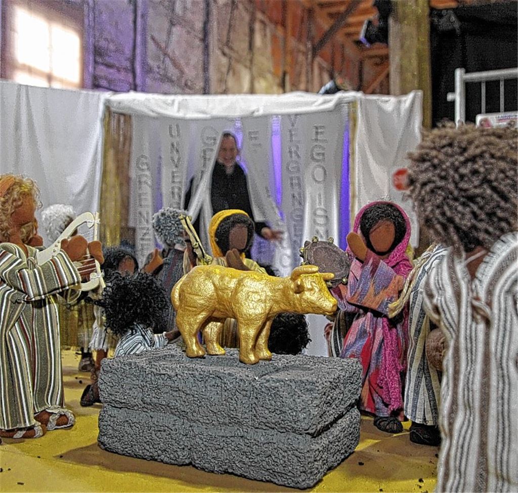Vom Tanz ums Goldene Kalb bis zum rettenden Durchzug durchs Schilfmeer – symbolisiert durch einen Vorhang aus Stofftüchern: Der Osterweg lädt zum Innehalten ein. Foto: Hansen