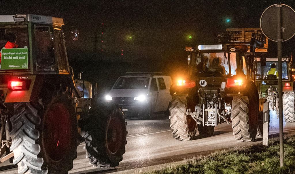 Vom Treffpunkt am Illinger Eck aus starten die Landwirte – eskortiert von Streifenwagen der Polizei – zu ihrer Protestfahrt in Richtung Pforzheim. Foto: Recken