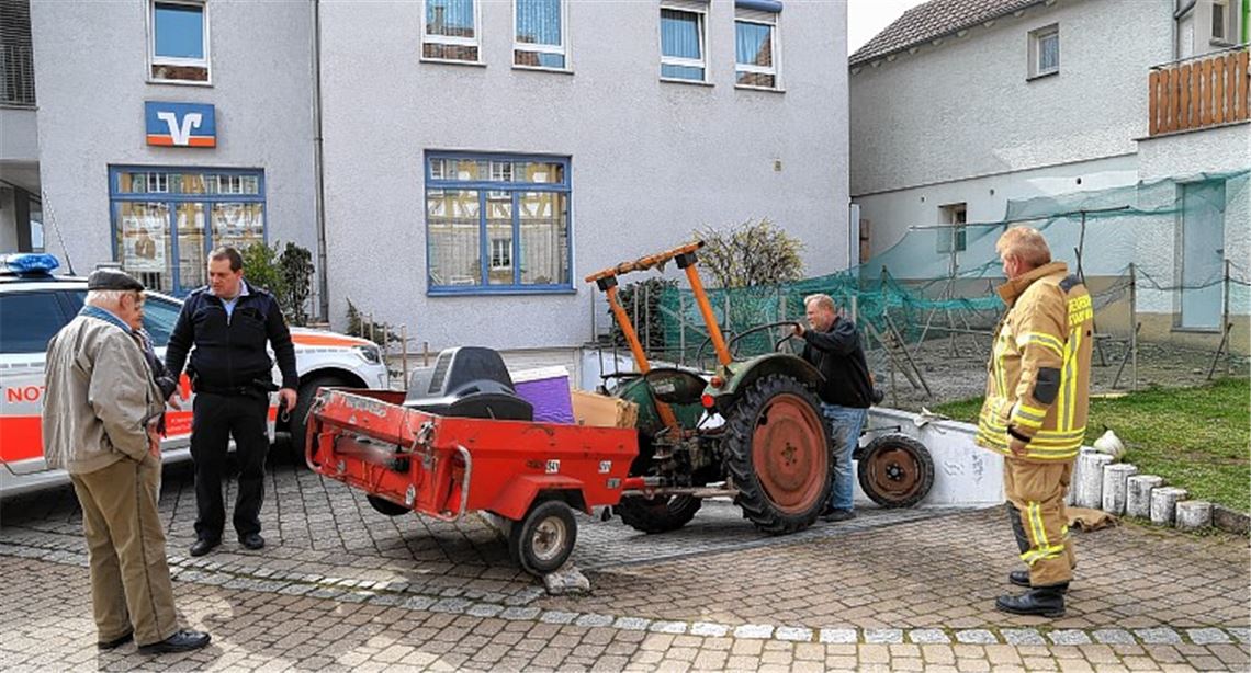 Traktor wird von einer Mauer gestoppt Traktor wird von einer Mauer gestoppt
