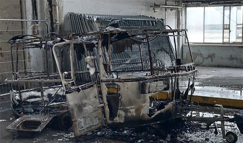 Vom Wohnwagen bleibt nur ein Haufen Schrott übrig. Foto: Feuerwehr Maulbronn