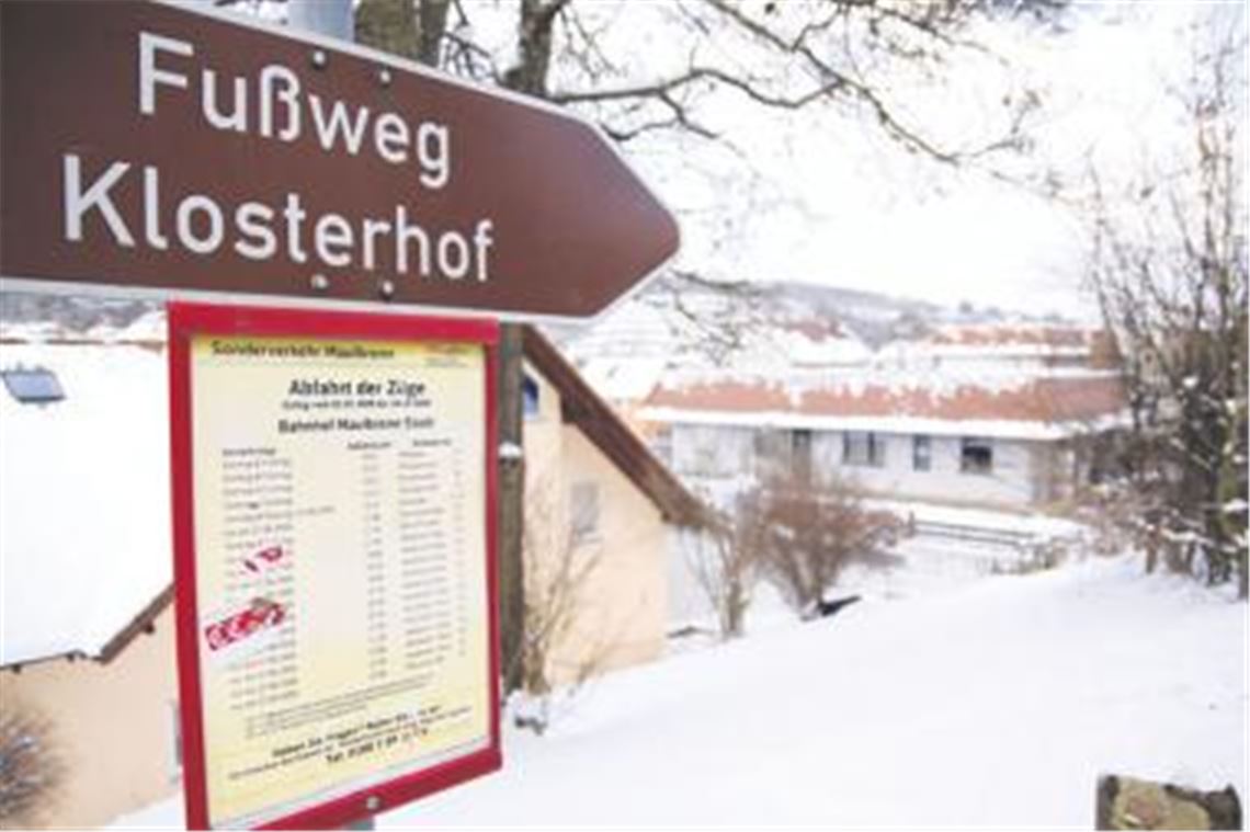 Vom alten Bahnhof in der Stadtmitte finden die Touristen, die mit dem Klosterstadtexpress anreisen, problemlos zum Kloster. Doch der Rückweg wird manchmal zu einer Odyssee. Eine bessere Beschilderung soll künftig verhindern, dass sich Gäste verirren. 
Foto: Disselhoff