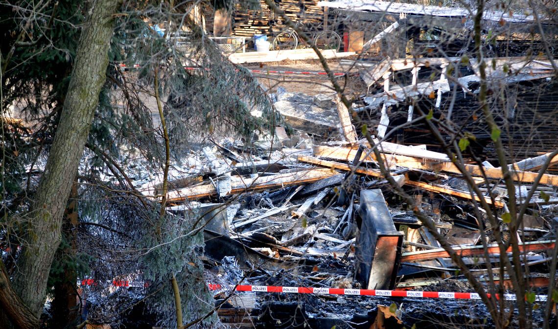 Vom betroffenen Gebäude bleibt nur eine Trümmerwüste, während die Kriminalpolizei die Ermittlungen zur Brandursache aufgenommen hat. Foto: Stahlfeld