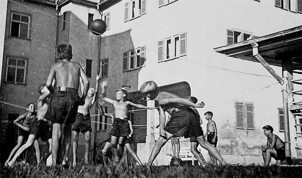 Von 1940 an nutzen die Nazis das Schloss Grafeeck als Heim der Kinderlandverschickung
Foto: 
Gedenkstätte Grafeneck/Dokumentationszentrum


Von 1940 an nutzen die Nazis   das Schloss Grafeneck als Heim der Kinderlandverschickung und für die Hitlerjugend