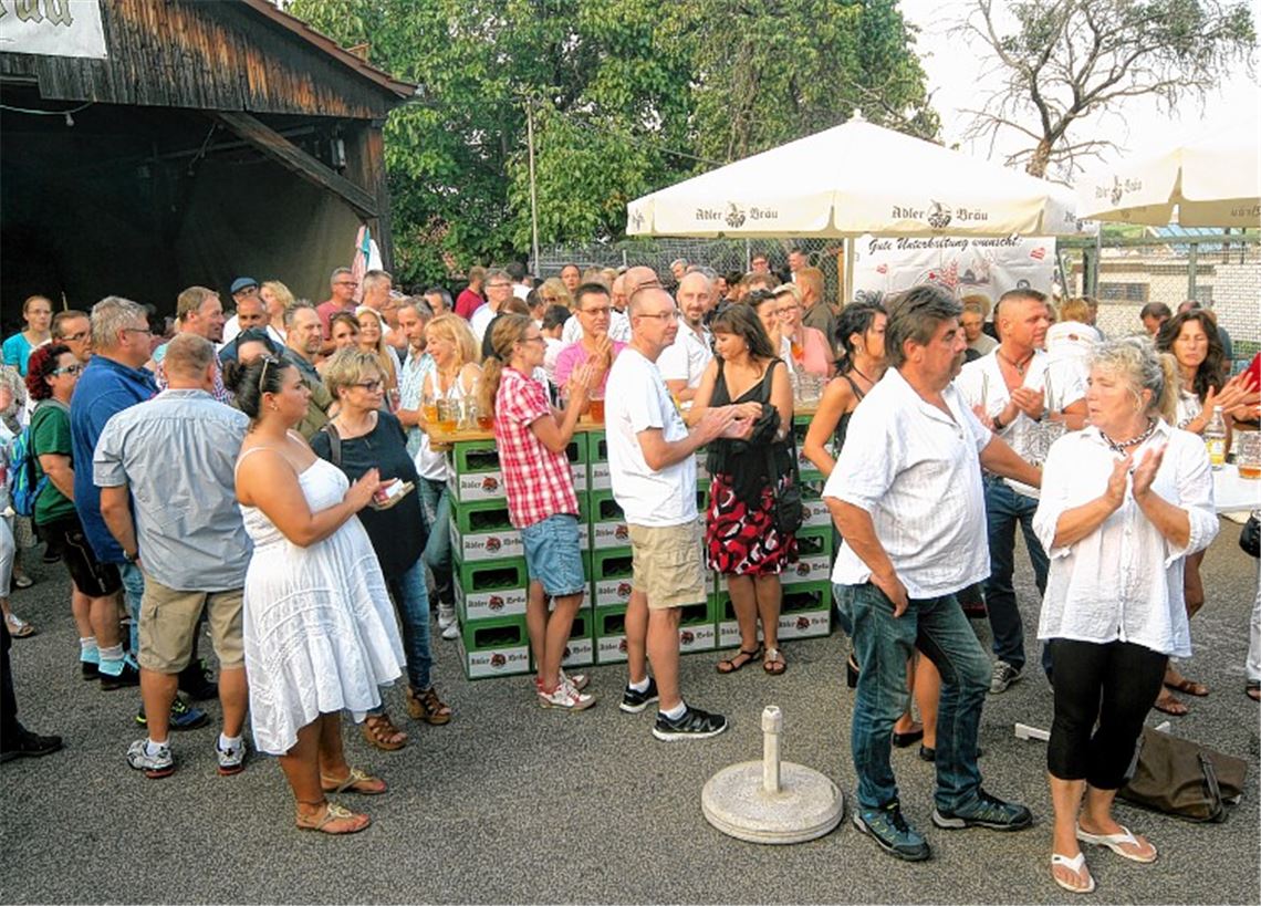Gäste genießen Party bei Adler-Bräu