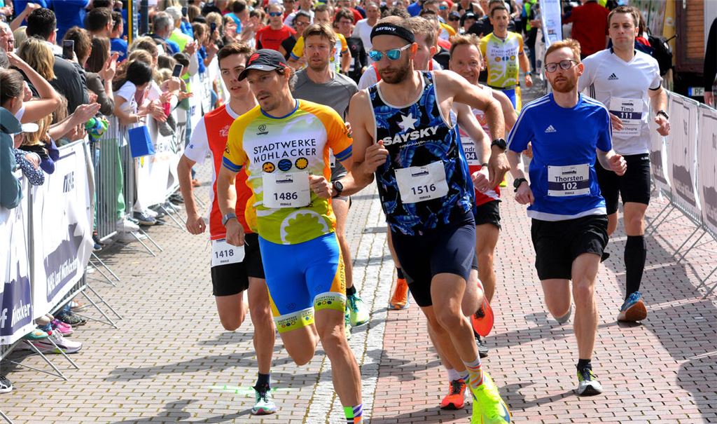 Von Beginn an vorneweg: Sebastian Kienle wird seiner Favoritenrolle beim Mahle-Lauf in Mühlacker gerecht. Er gewinnt den 10-Kilometer-Lauf vor Thorsten Heck und Sebastian Gaedicke. Fotos: Stahlfeld (6), Fotomoment (1)