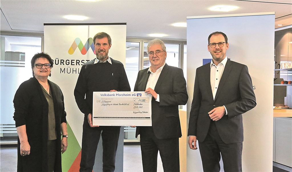 Von Bürgerstiftung zu Bürgerstiftung: Elsbeth Rommel (v.li.) und Martin Sailer aus Mühlacker übergeben eine Spende an Bruno Jaeger und Thomas Theisen. Fotos: Deeg