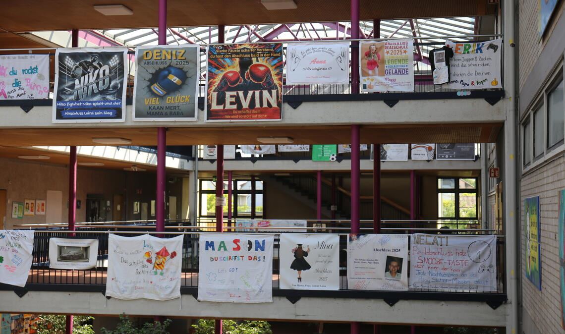 Von Eltern aufgehängte Glücks-Plakate im Innenhof der Mörike-Realschule sind diesmal besonders sportlich gestaltet. Foto: Oberwemmer