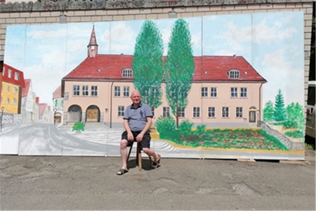 Von Knittlingen durch und durch begeistert: Roland Stricker, der sogar dieses Großformat eines Bühnenbilds aufbewahrt, das vor 40 Jahren zum Einsatz kam. Foto: privat 