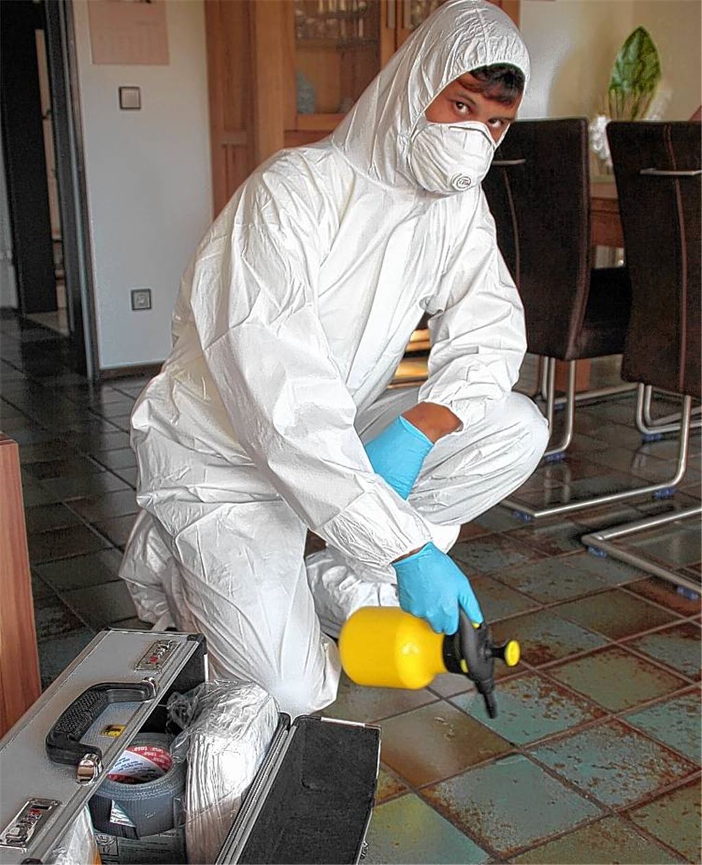 Von Kopf bis Fuß eingehüllt: Benjamin Gutjahr ist als Tatortreiniger tätig.