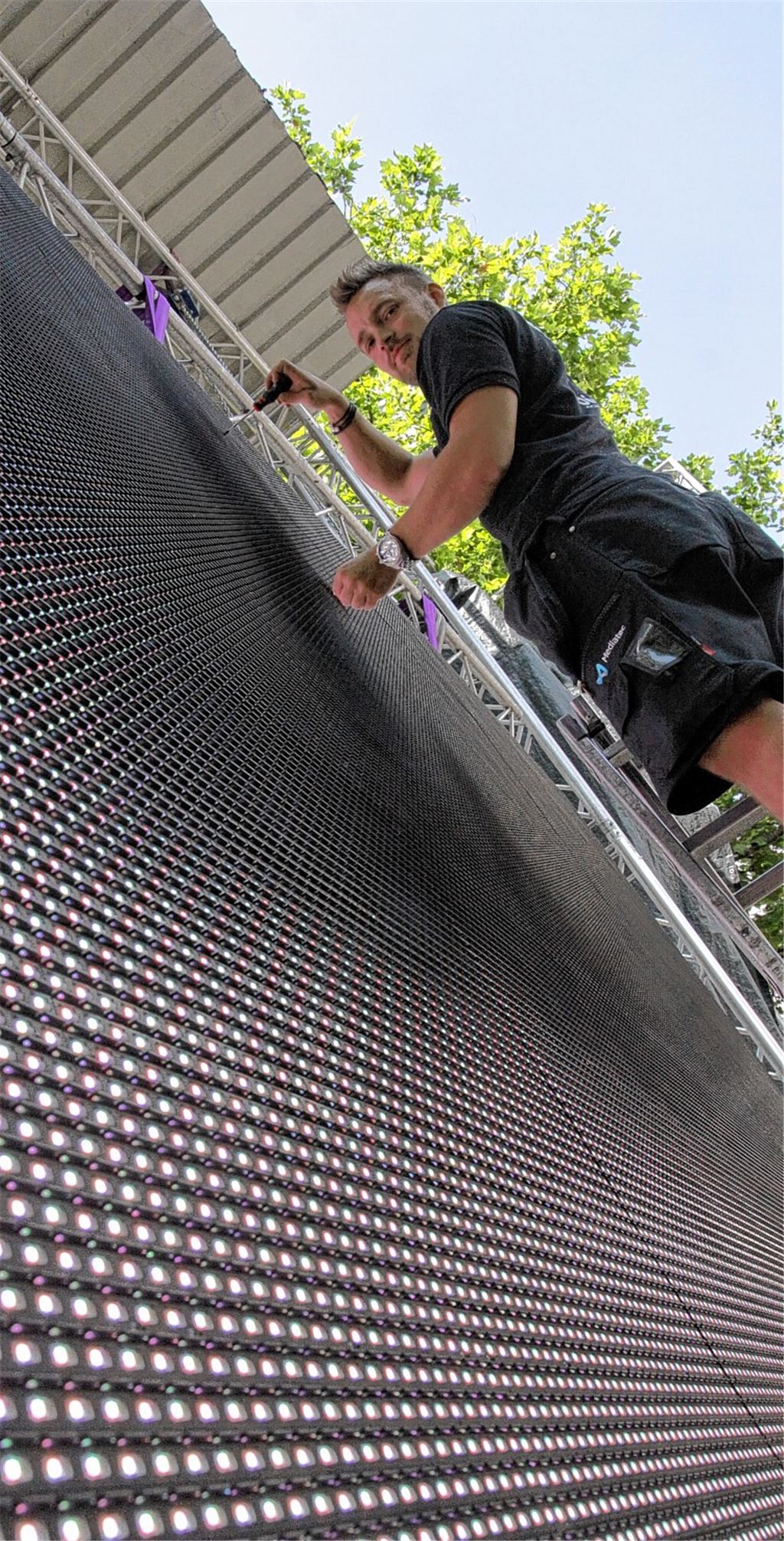 Von Mühlacker nach München: Der Schwede Johan Kristenssen ist Spezialist für große LED-Wände. Nach seinem Gastspiel auf dem Kelterplatz –hier beseitigt er gerade letzte Pixelfehler – führt der Weg des Technikers in Sachen Public Viewing ins Olympiastadion. 