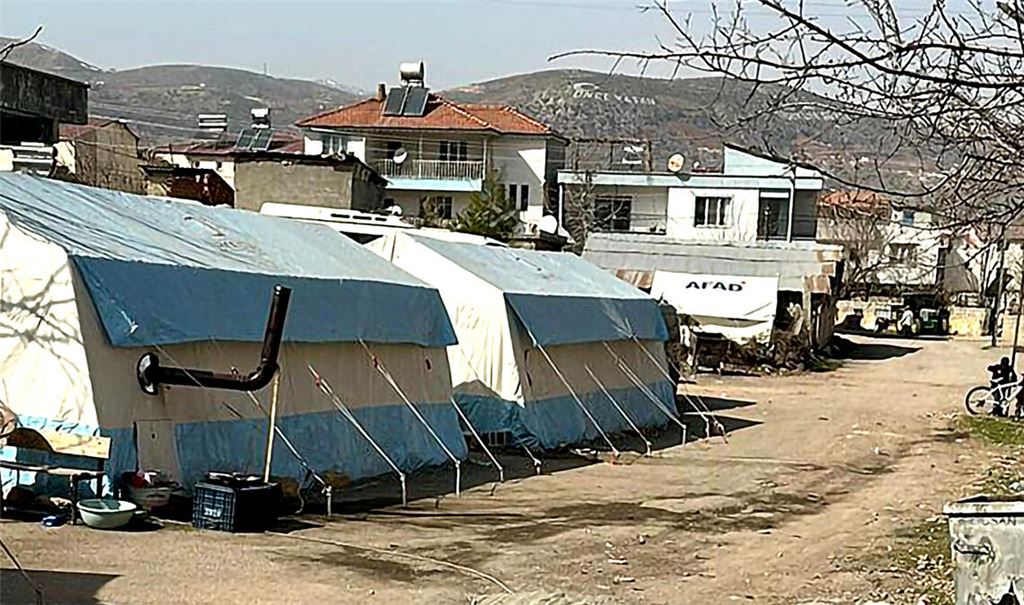 Von Normalität noch weit entfernt: Viele Menschen in der Erdbebenregion müssen bis auf weiteres in Notunterkünften leben.