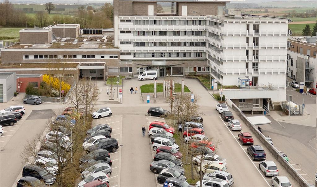 Von Papiertickets zum digitalen System: Parkplatz an der Klinik wird jetzt anders bewirtschaftet. Foto: Archiv