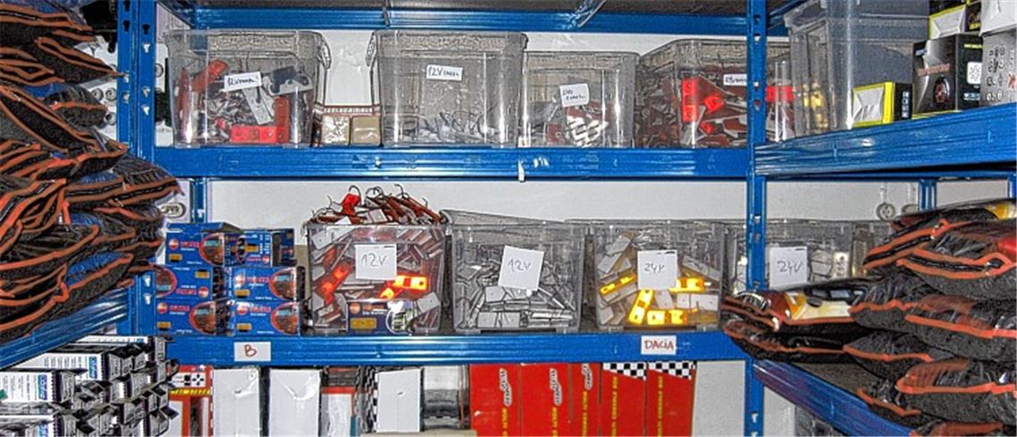 Von Sitzbezügen bis zur Fahrzeugbeleuchtung reichte die Palette an Autozubehörteilen, die bei einer Razzia im nördlichen Enzkreis beschlagnahmt werden.