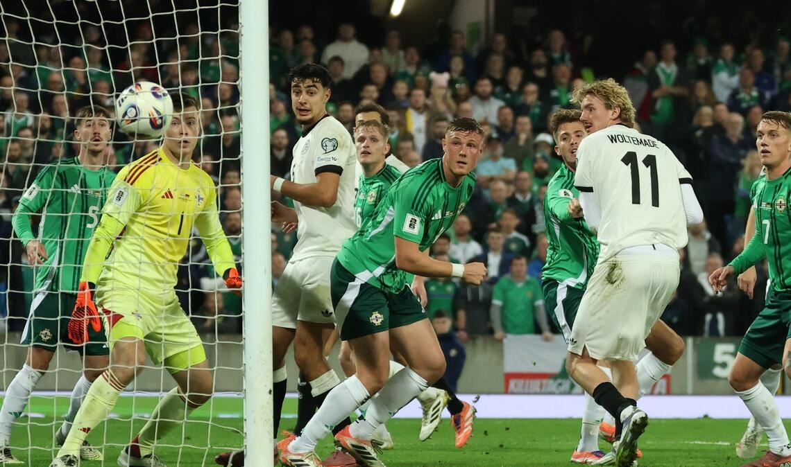 Woltemade jubelt dank Fußball-Gott und harter Arbeit Von Woltemades Schulter ging der Ball ins Tor.