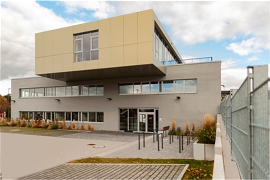 Von außen betrachtet schon lange fertig: die neue Feuerwache am Senderhang. Fotos: Recken, Fotomoment