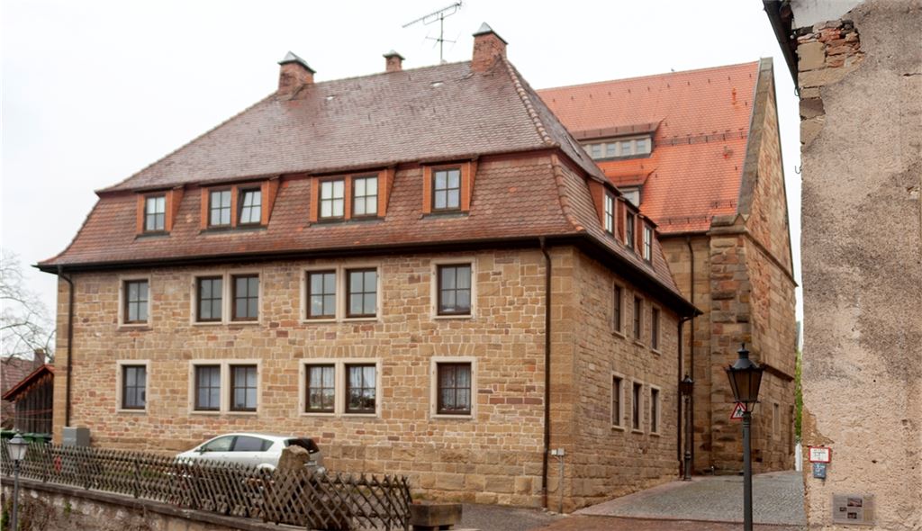 Von außen ein ansprechendes Gebäude: das Haus Kirchplatz 12 in Knittlingen. Doch der Sanierungsbedarf im Inneren ist groß. Foto: Fotomoment