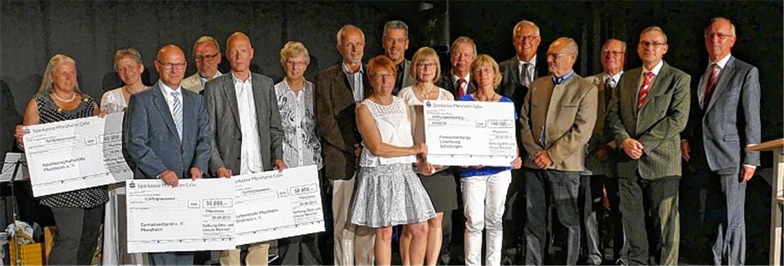 Von den Spenden der Otto und Ursula Meixner Stiftung, die von den Vorstandsmitgliedern übergeben werden, profitieren die Nachbarschaftshilfe Pforzheim, die Caritas Pforzheim und die Lebenshilfe Pforzheim mit jeweils 50000 Euro. Den größten Betrag – 150000 Euro – erhält Karin Eckstein (blaues Oberteil) für ihr Projekt Familienherberge Lebensweg in Schützingen.