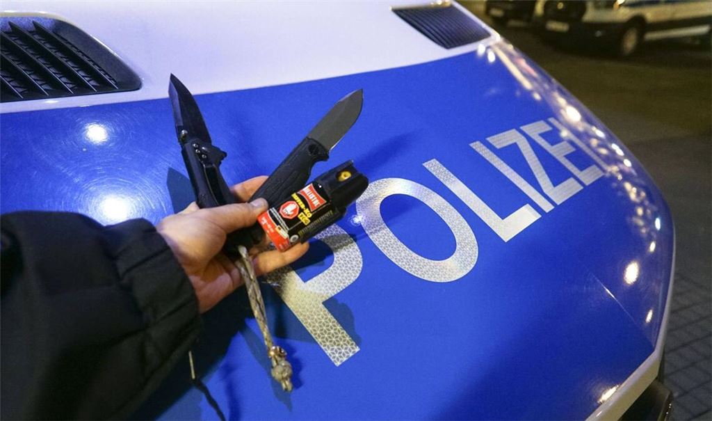 Von der Bundespolizei sichergestellte Messer am Hamburger Hauptbahnhof.