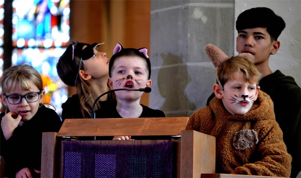 Von der Kanzel der Cyriakus-Kirche herab unterhalten sich Katzen über die Geschehnisse in Bethlehem und führen somit durch das Singspiel. Fotos: Stahlfeld.