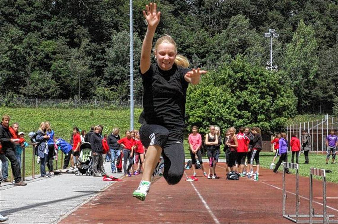 Von der Konkurrenz anerkennend beobachtet: Rebecca Burkhardt von der LG Maulbronn-Stromberg ist im Weitsprung des Jahrgangs 2000 eine Klasse für sich. Foto: Eigner