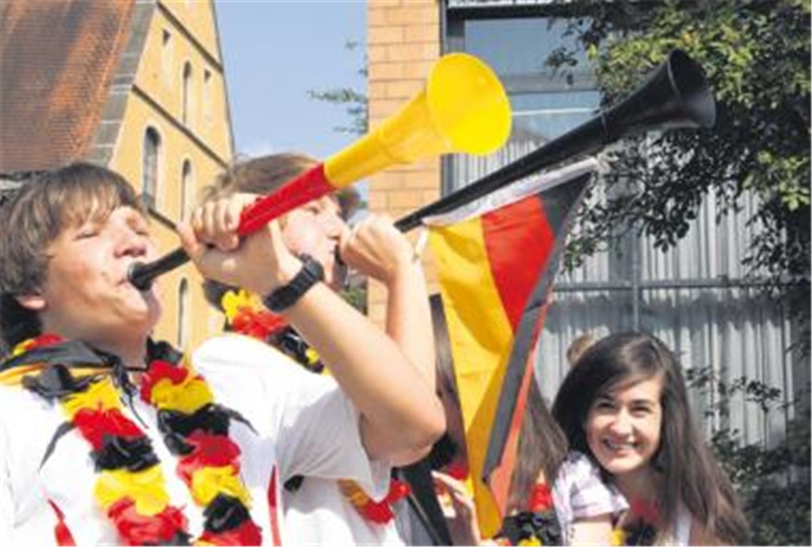 Von der Krach-Tröte Vuvuzela über das Trikot oder den entsprechenden Hut: Die Fans der deutschen Elf haben in den Geschäften Mühlackers in Sachen Fanartikel die Qual der Wahl. 
Foto: Eigner