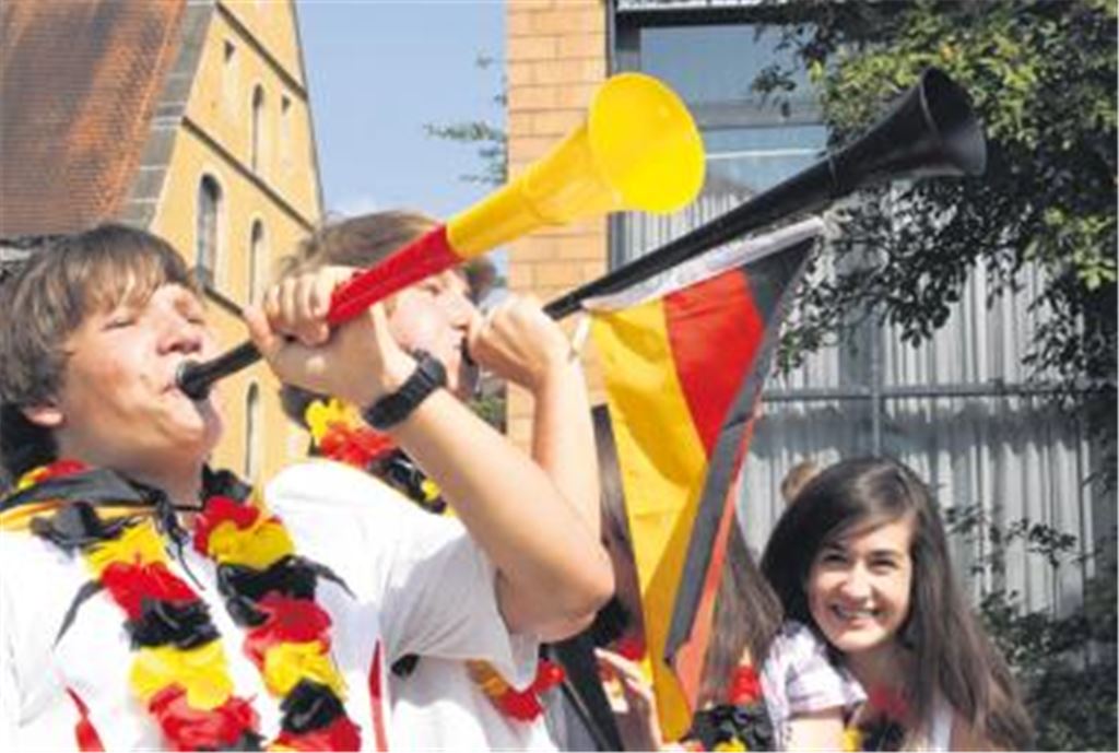 Von der Krach-Tröte Vuvuzela über das Trikot oder den entsprechenden Hut: Die Fans der deutschen Elf haben in den Geschäften Mühlackers in Sachen Fanartikel die Qual der Wahl. 
Foto: Eigner