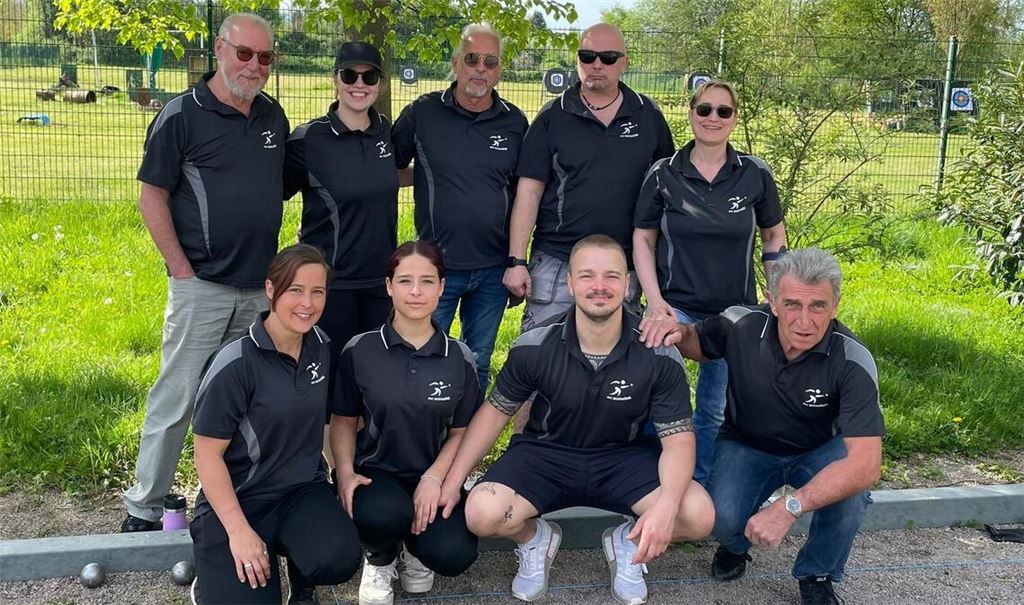 Von der Landesliga in die Oberliga: Saskia Müller, Janaina Cabrera, Chris Wörner, Harald Wörner (vorne, v.li.), Jürgen Haas, Julia Bantel, Stefan Raible, Wolfgang Ungerer und Heike Raab (hinten, v.li.). Es fehlt: Rüdiger Schneider.