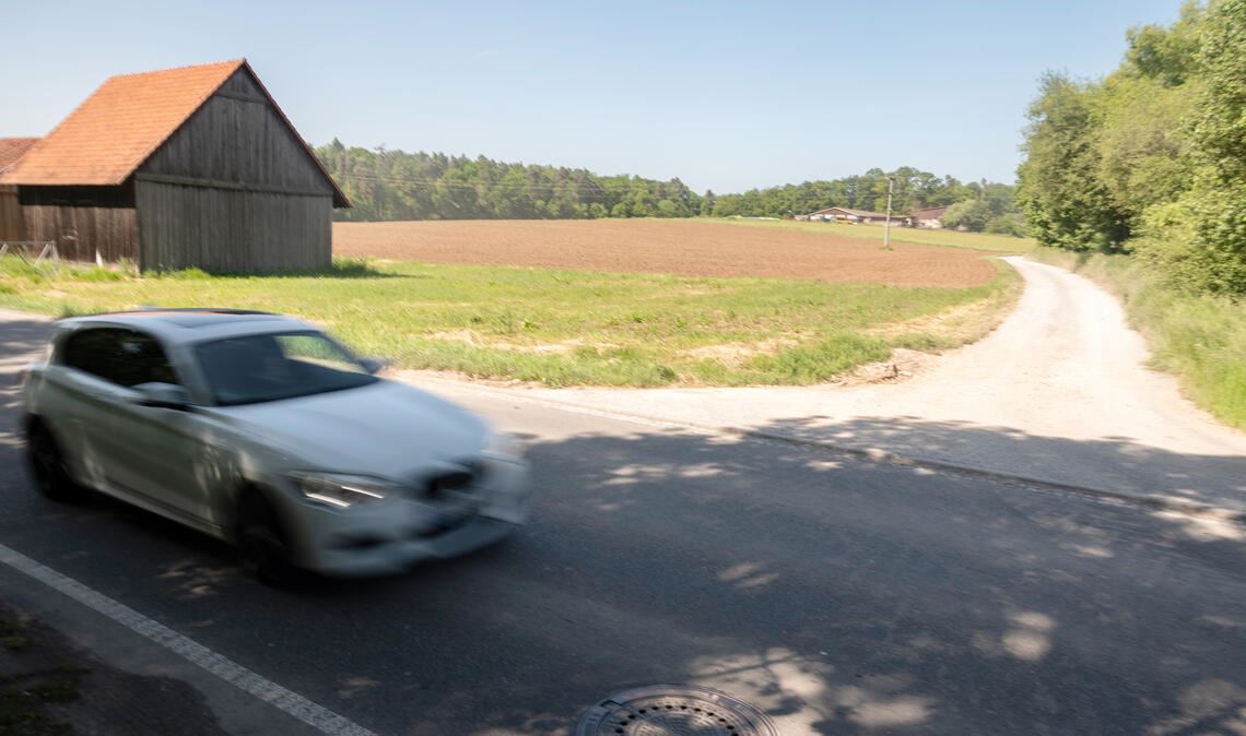 Von der Mühlacker Straße wird es in die Erschließungsstraße (Feldweg rechts) zum späteren Baugebiet gehen. Foto: Fotomoment