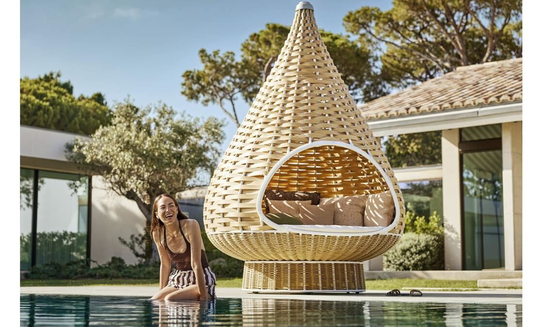 Von der Natur abgeschaut: „Nestrest“ (hier die auf dem Boden stehende Version, es gibt sie auch hängend) ist inspiriert von einem  Vogelnest, entworfen von Fred Frety und Daniel Pouzet, hier in einer farblichen Variante vom Studio Besau Marguerre.