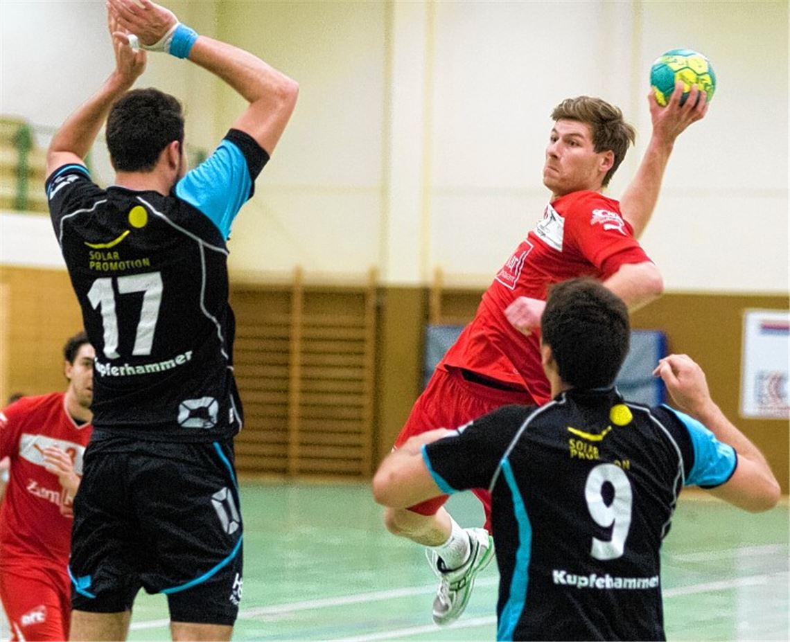 Von der Rolle: Der TSV Knittlingen (rote Trikots) lässt sich von der HSG Pforzheim das Heft aus der Hand nehmen. 