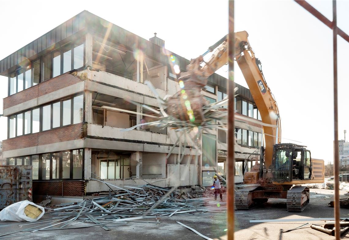Ziegelei: Auch das „Jobcenter“ muss weichen Von der Rückseite her gräbt sich die Schaufel des Abrissbaggers in das frühere Verwaltungsgebäude des Ziegelwerks, das zuletzt als Jobcenter genutzt wurde. Foto: Fotomoment