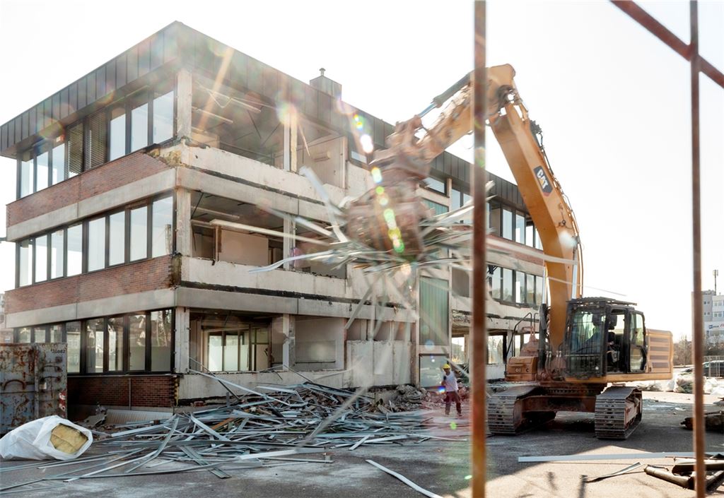 Von der Rückseite her gräbt sich die Schaufel des Abrissbaggers in das frühere Verwaltungsgebäude des Ziegelwerks, das zuletzt als Jobcenter genutzt wurde. Foto: Fotomoment