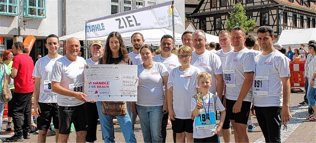 Von der Strecke zur Spendenübergabe: die Starter der Firma Händle. Geschäftsführer Gerhard Fischer (2. v. li.) übergibt den symbolischen Scheck an Jugendhaus-Leiterin Gudrun Sauter.