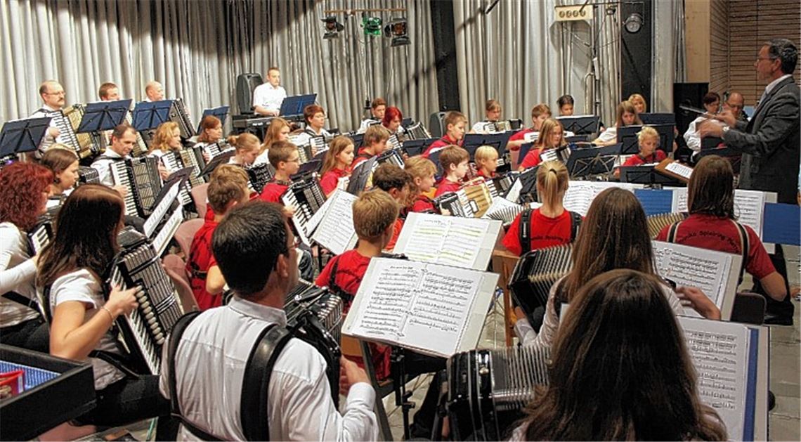 Von der Vielfalt der Vereinsarbeit zeugt das Aktiven-Orchester (Bild li.) ebenso wie die Vereinsjugend, die bei einer musikalischen Zeitreise auch schauspielerisches Können beweist. Fotos: Zachmann