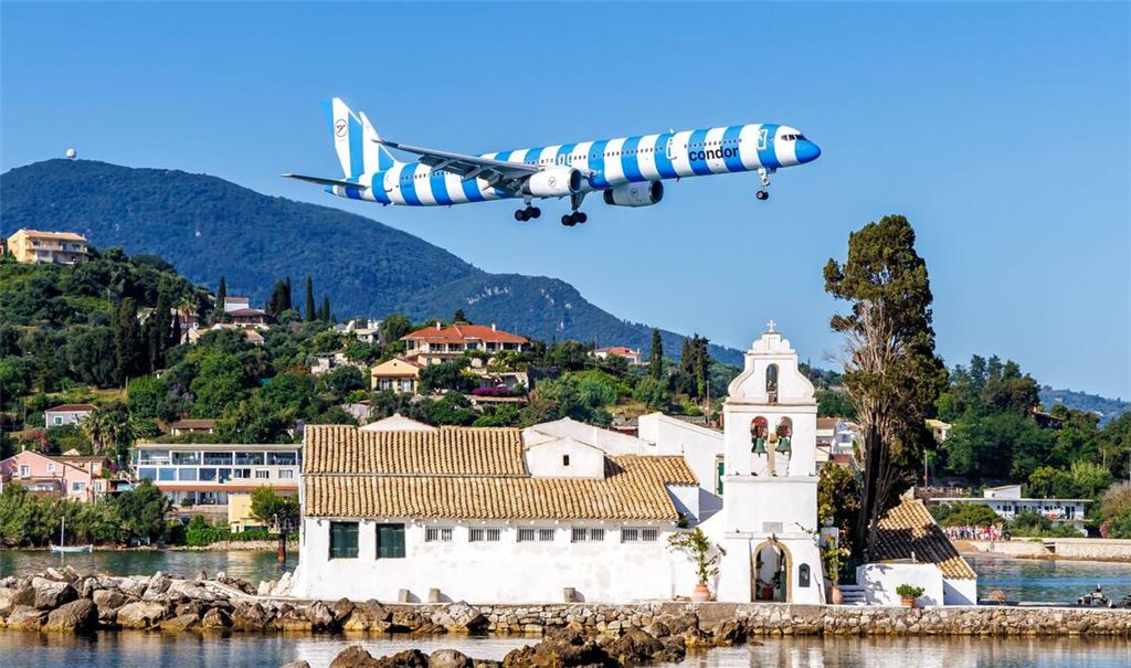 Von der griechischen Ferieninsel Korfu sollte es für die Fluggäste des Condor-Fliegers zurück nach Deutschland gehen, doch die Maschine musste in Italien notlanden. (Symbolbild)