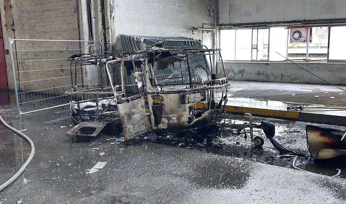 Brandstifter kommen glimpflich davon Von einem der Wohnwagen, die in der MWK-Halle untergestellt waren, bleibt nach dem Feuer nur ein verkohltes Stahlgerippe übrig. Fotos: Archiv